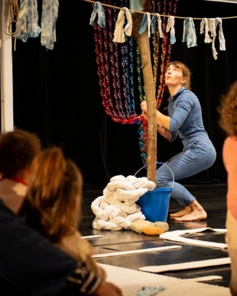 Spectacle pour jeune public - Cou Erture - Et si on faisait cabane ensemble ?