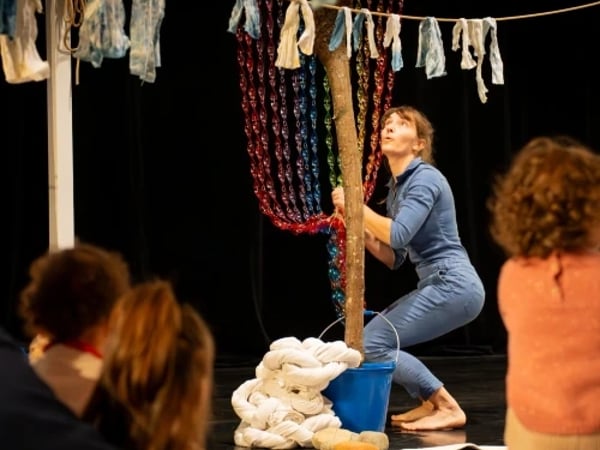 Spectacle pour jeune public - Cou Erture - Et si on faisait cabane ensemble ?